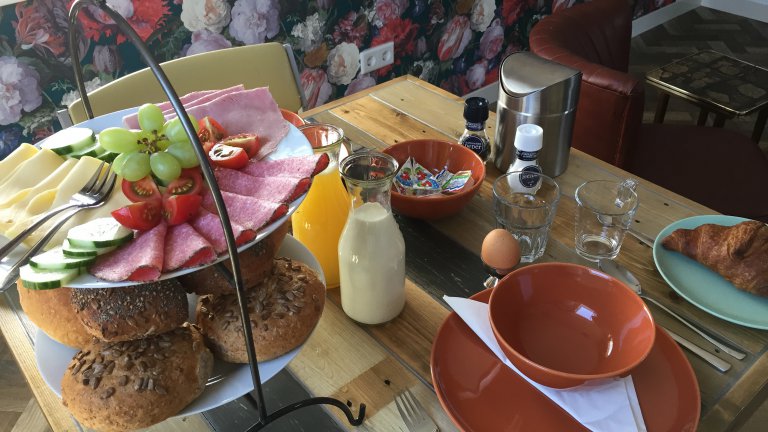 Serviertes Frühstück - Bett und Frühstück Ootmarsum
