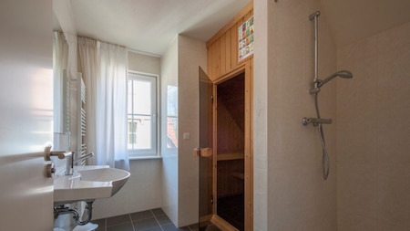 Badkamer met sauna - Roompot Ferienresort Bad Bentheim Badkamer met sauna - Roompot Ferienresort Bad Bentheim