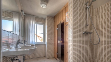Badezimmer mit Sauna - Roompot Ferienresort Bad BentheimWohnungen - Roompot Ferienresort Bad Bentheim