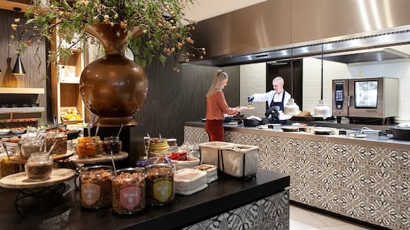Frühstücksbuffet - Van der Valk Hotel Groningen Hoogkerk