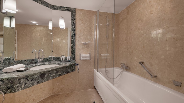 Badkamer standaardkamer - Bilderberg Bellevue Hotel Dresden