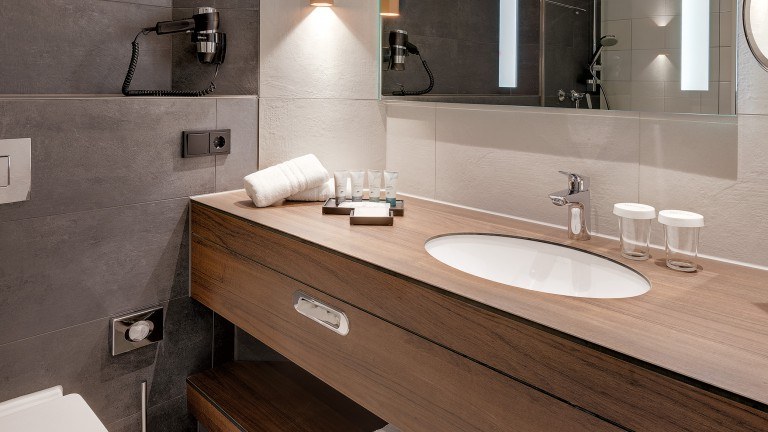 Badkamer standaardkamer - Bilderberg Bellevue Hotel Dresden