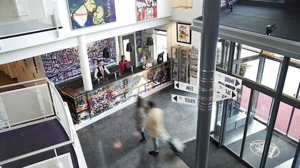 Rezeption - Westcord Kunst Hotel Amsterdam Rezeption - Westcord Kunst Hotel Amsterdam