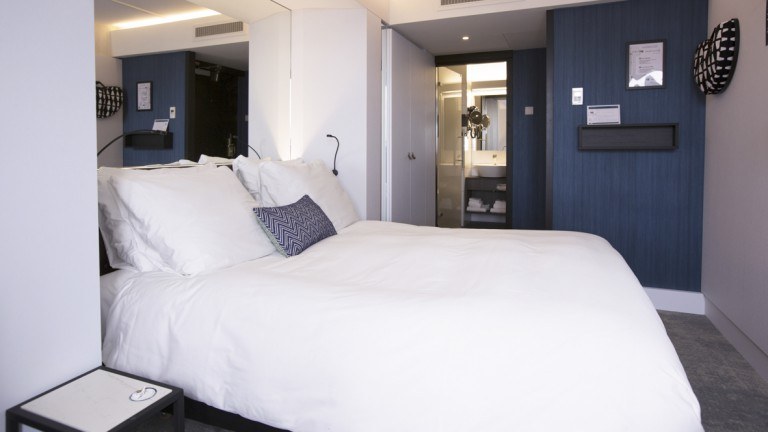 Extra Small Queensize Zimmer – Golden Tulip Hotel Central