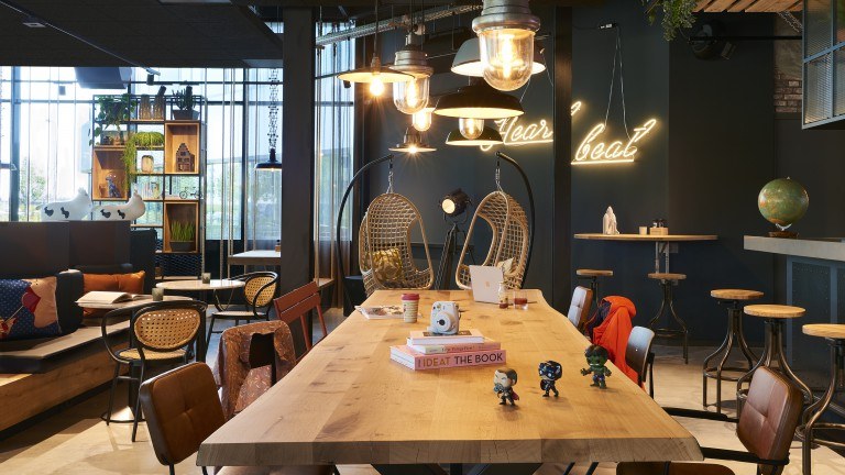 Lounge - Moxy Amsterdam Schiphol Airport