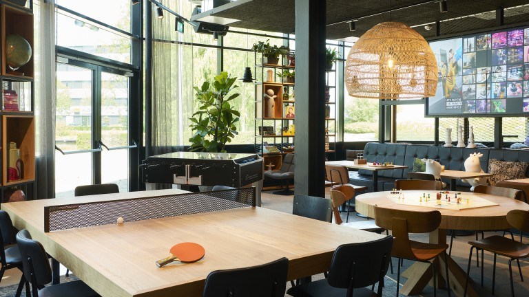 Spel - Moxy Amsterdam Schiphol Airport