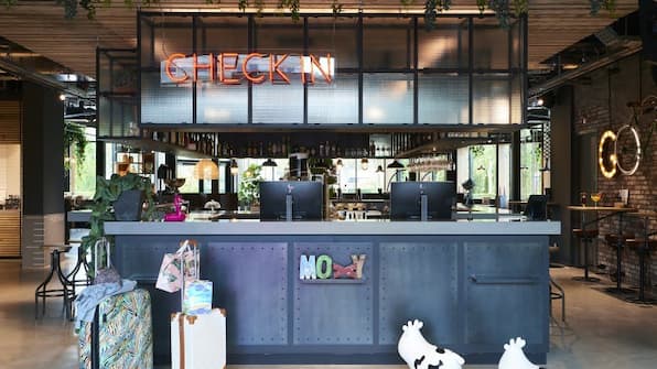 Receptie - Moxy Amsterdam Schiphol Airport