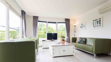 Woonkamer - EuroParcs De Woudhoeve Woonkamer - EuroParcs De Woudhoeve