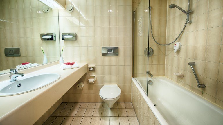 Badkamer - Leonardo Hotel Hamburg Stillhorn
