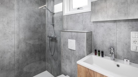 Badezimmer - Roompot Vakantiepark Hunzedal