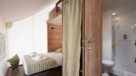 Schlaf und Badezimmer - EuroParcs Resort Reestervallei