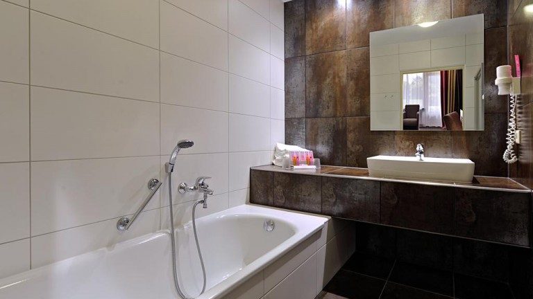 Badkamer - Van der Valk Hotel Zuidbroek