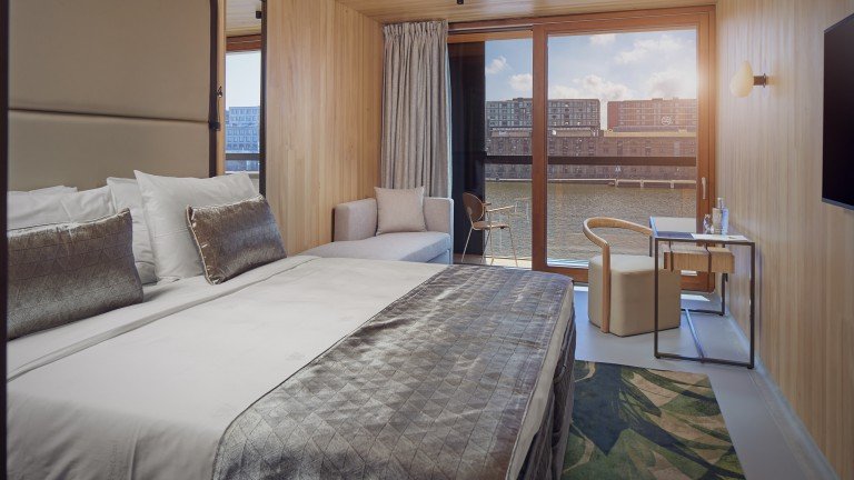 Superior kamer waterzijde met douche, bad en balkon - Hotel Jakarta