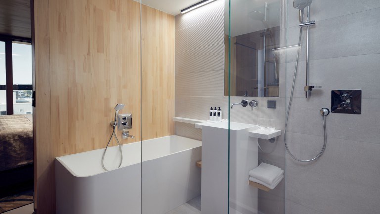 Superior kamer waterzijde met douche, bad en balkon - Hotel Jakarta