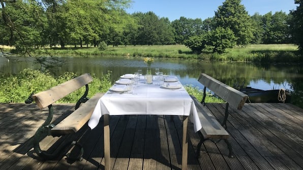 Zitje bij vijver - Kasteel Sterkenburg