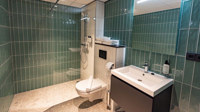 Badkamer deluxe tweepersoonskamer met balkon - Boutique Hotel Zaan