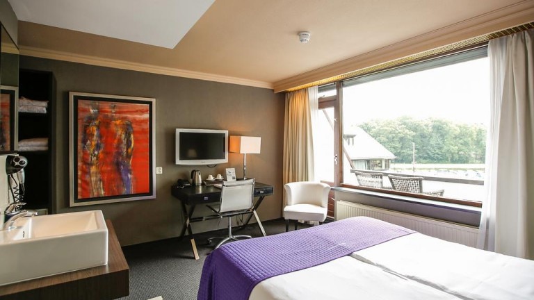 Komfortzimmer mit Dusche, Badewanne und Balkon oder Terrasse