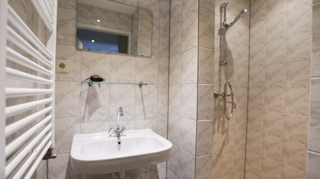 Badkamer - Recreatiepark de Scherpenhof Badkamer - Recreatiepark de Scherpenhof