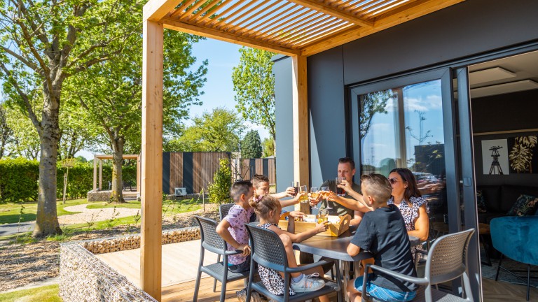 Terrasse - Spielplatz - EuroParcs Poort van Maastricht