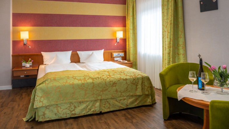 StandardzimmerStandardzimmer – Weinhotel Landsknecht