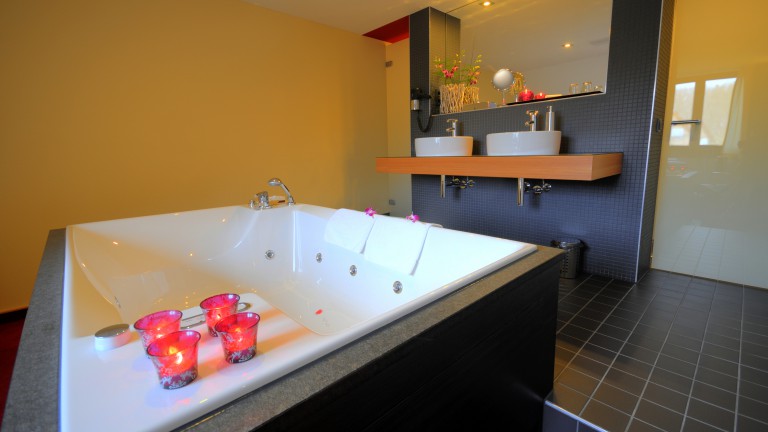 Designzimmer mit Whirlpool – Hotel Antoniushütte
