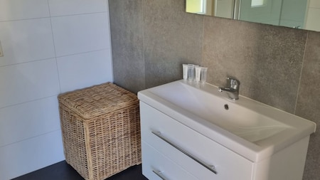 Badkamer - EuroParcs Spaarnwoude Badkamer - EuroParcs Spaarnwoude