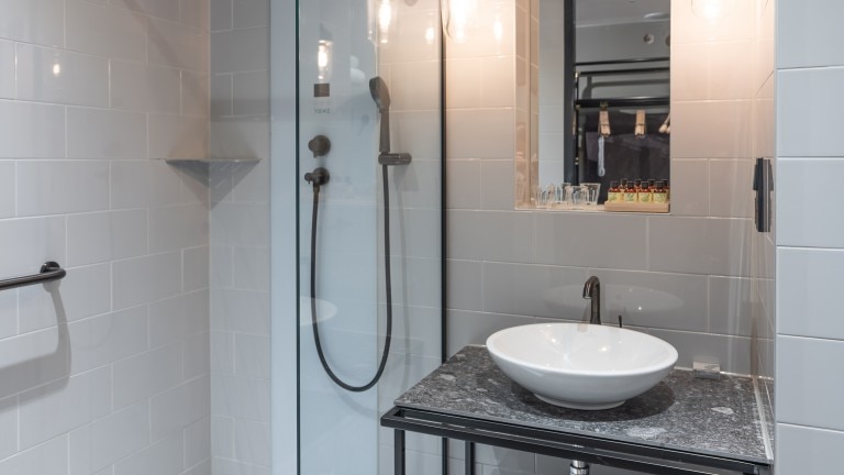 Doppelzimmer mit Balkon (zwei Einzelbetten) – Four Elements Hotel Amsterdam