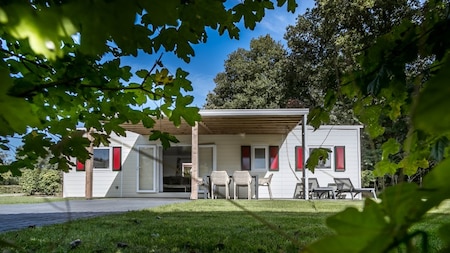 Buitenaanzicht - Vakantiepark de Luttenberg Buitenaanzicht - Vakantiepark de Luttenberg