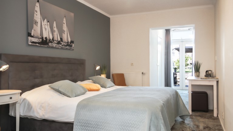 Tweepersoonskamer waterzijde - Grandcafe en Hotel Goerres