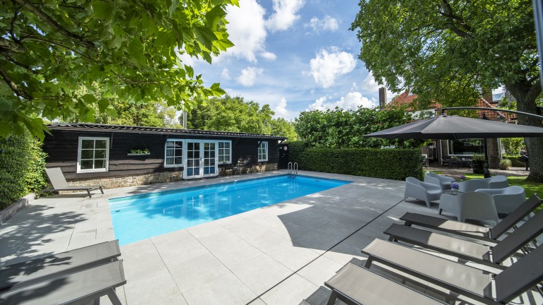 Buitenzwembad - Hush Bed and Breakfast