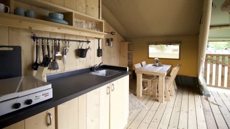 Woonkamer - Vodatent Camping de Zeven Heuveltjes Woonkamer - Vodatent Camping de Zeven Heuveltjes