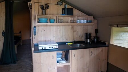 Woonkamer - Vodatent Camping de Zeven Heuveltjes Woonkamer - Vodatent Camping de Zeven Heuveltjes