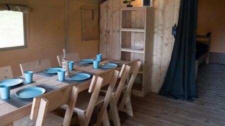 Woonkamer - Vodatent Camping de Zeven Heuveltjes Woonkamer - Vodatent Camping de Zeven Heuveltjes