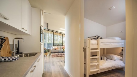 Küche und Schlafzimmer - Ferienpark Breebronne