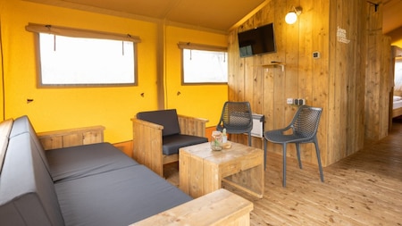 Wohnzimmer - Roompot Glamping Lauwersmeer