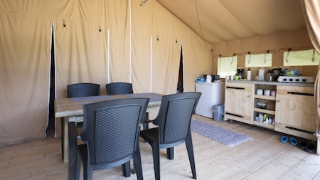 Woonkamer - Vodatent Camping de Berghoeve