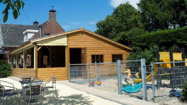 Terrasse und Spielplatz - Camping de Grienduil