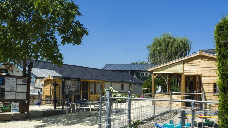 Terrasse und Spielplatz - Camping de Grienduil
