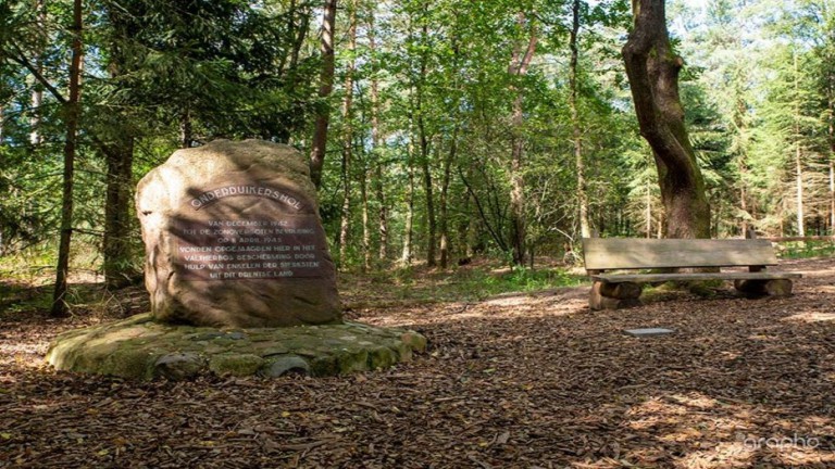 Onderduikershol Valtherbos - Fietsvakantie door Drenthe