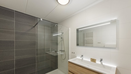Badezimmer - Roompot Vakantiepark Hunzedal