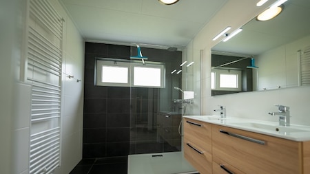 Badezimmer - Roompot Vakantiepark Hunzedal
