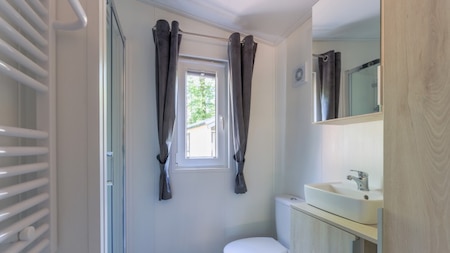 Badkamer - Recreatiepark de Paalberg Badkamer - Recreatiepark de PaalbergWoon-slaapkamer - Recreatiepark de Paalberg