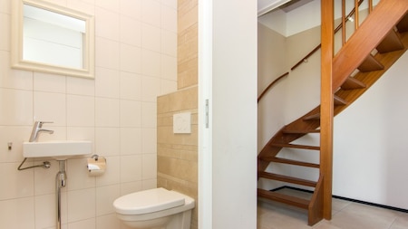 Halle und Toilette - Dormio Strand Resort Nieuwvliet-Bad
