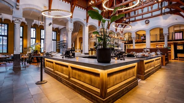 Restaurant - Post-Plaza Hotel 