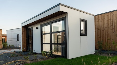 Bijgebouw met slaapkamer en badkamer - MarinaPark Residentie Nieuw Loosdrecht