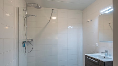 Badezimmer - Roompot Ferienpark die Kathedrale Badezimmer - Roompot Vakantiepark De Katjeskelder