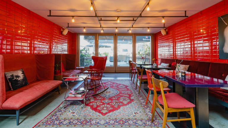 The Red Room - Hotel de Hallen