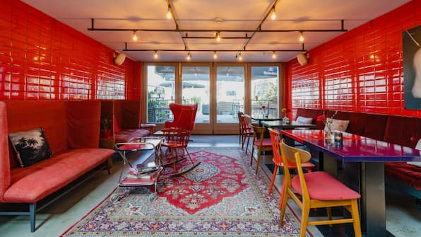 The Red Room - Hotel de Hallen