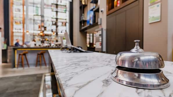 Rezeption - Hotel de Hallen Rezeption - Hotel de Hallen