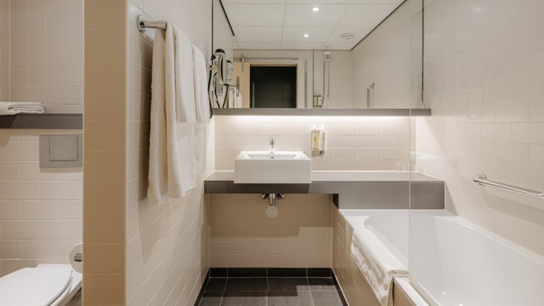 Badkamer - Leonardo Hotel Den Haag Babylon